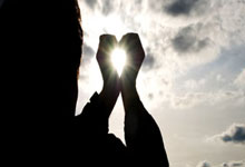 太阳报:泰国便衣警察穿利物浦球衣逮捕了穿纽卡球衣的毒贩.